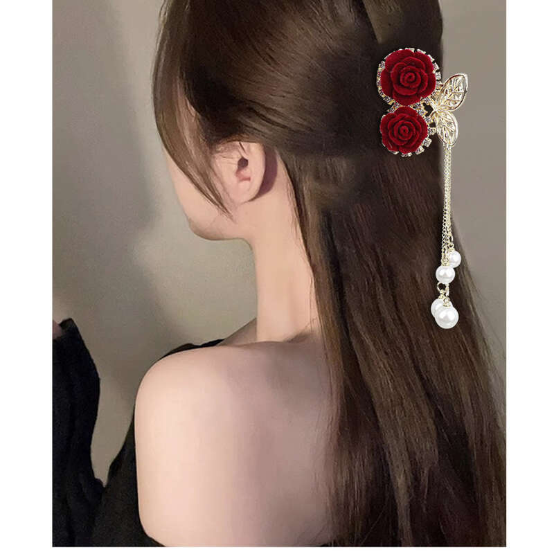 2024 Nouvelles pinces à cheveux élégantes en forme de requin avec pompon en perles et fleurs de rose pour fille_voghion.com