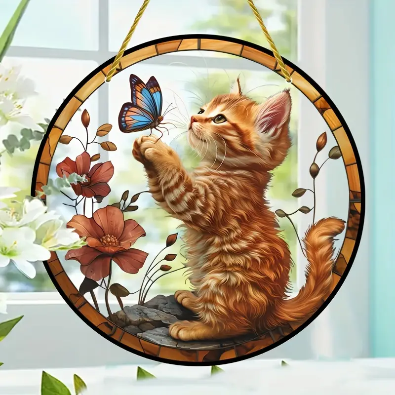 Captor de soare jucăuș cu pisicuță și fluture - artă acrilică vibrantă de 20 cm. Decor fantezist pentru ferestrele din grădină sau cadoul prețuit al iubitorilor de animale._voghion.com