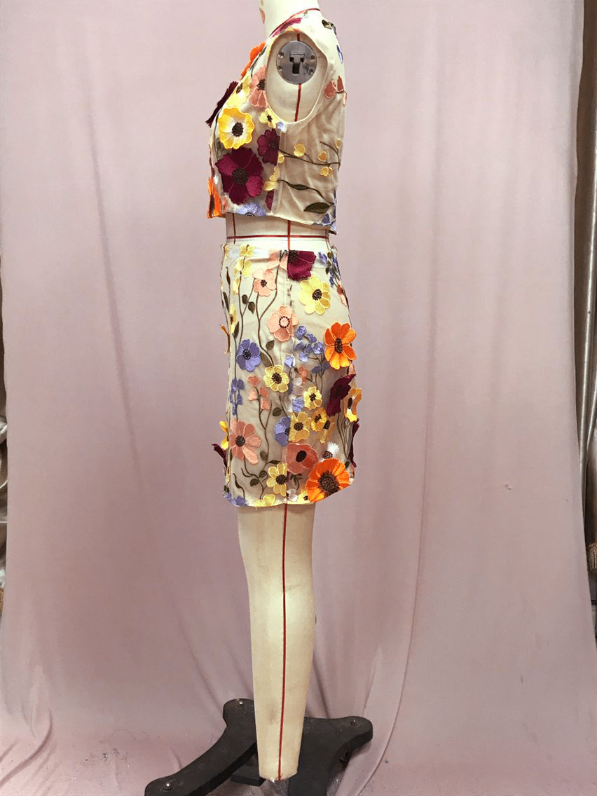 Completo due pezzi elegante con top smanicato e gonna a matita_voghion.com