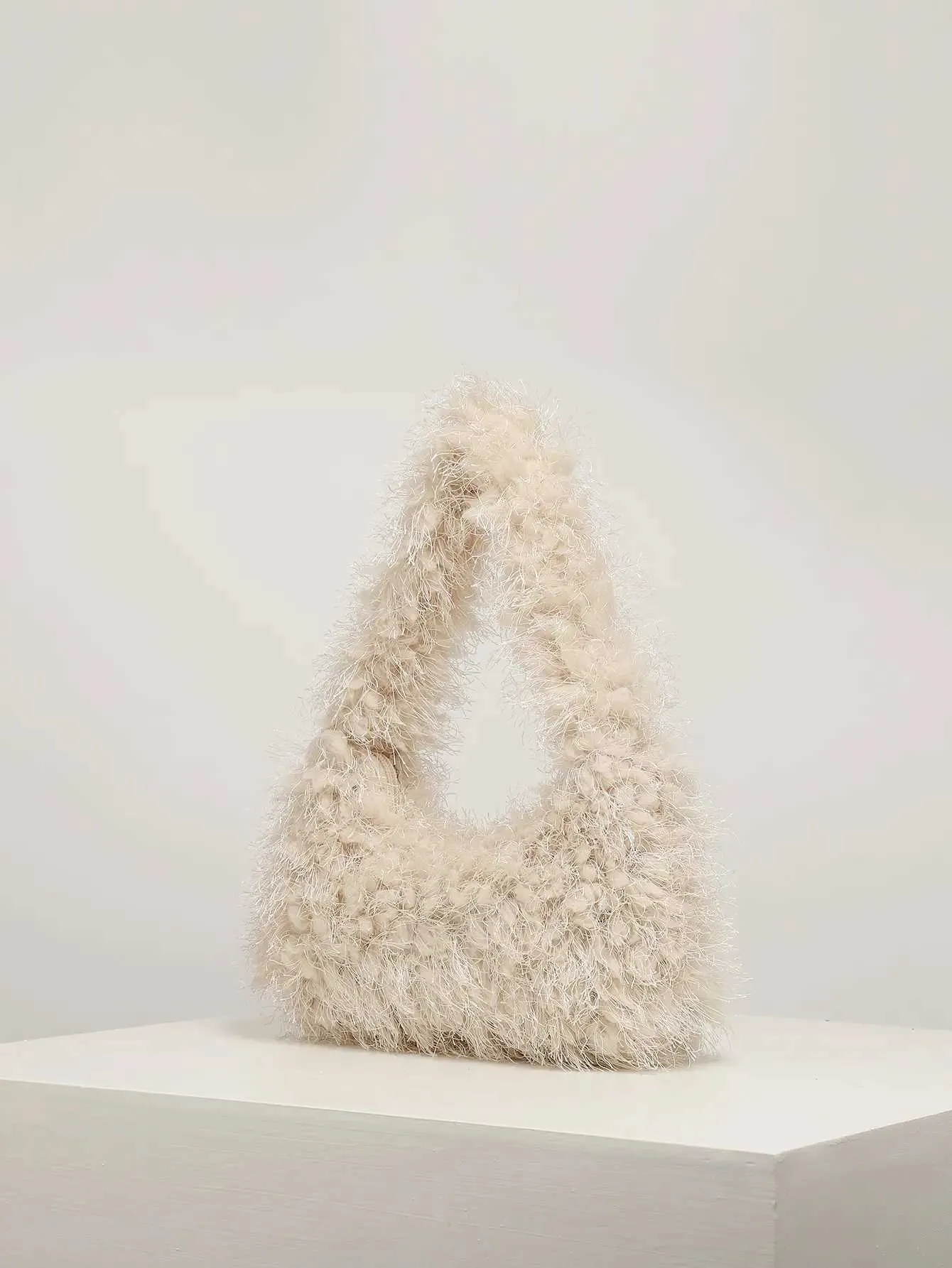 Sac à bandoulière en peluche Y2K de couleur unie en forme de croissant, simple, tout-en-un, joli sac à main pour femme C241106_voghion.com