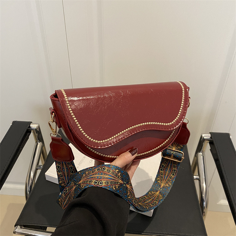 2025 Solid Color New Trendy Fashionable Simple Textured Wide Strap Crossbody Shoulder Women's Saddle Bag