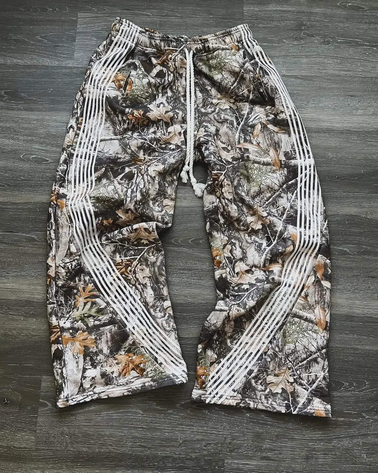 Calças masculinas Y2k bordadas cinza casual camuflagem funcional tática feminina premium jogging com cordão calças de moletom_voghion.com