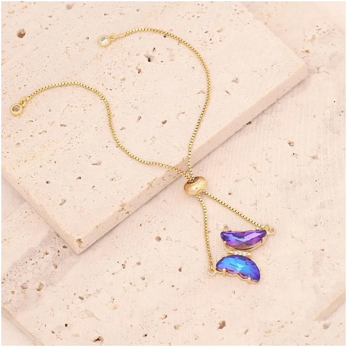 Pulseira charm borboleta dourada com zircónia para mulher_voghion.com