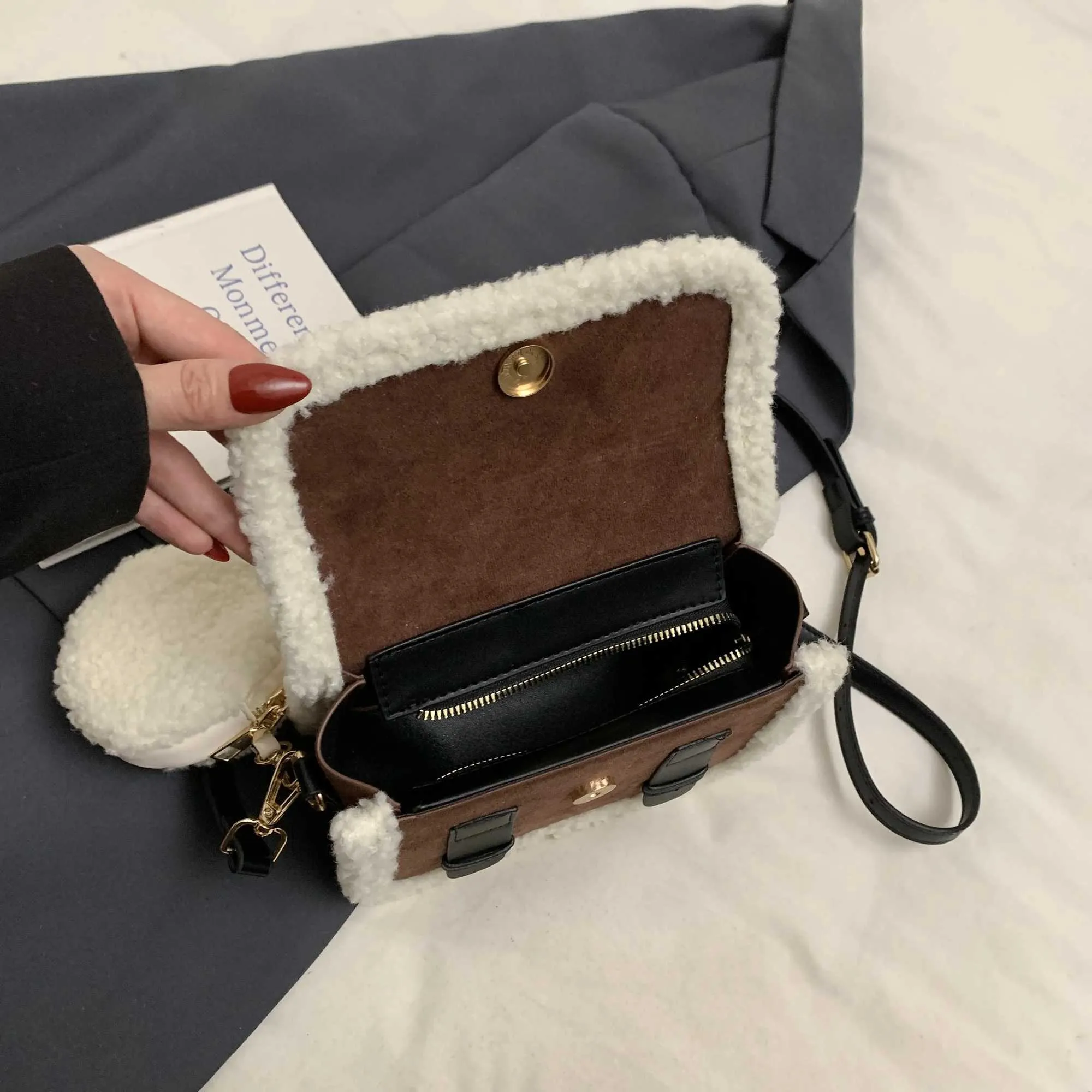Nuevos bolsos de alta gama y de nicho con forma de cruz congelada para 2024 Y241216_voghion.com