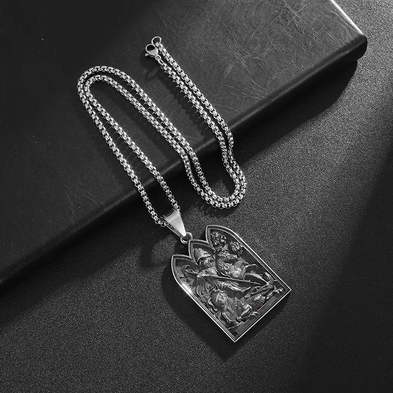 Collana con ciondolo in acciaio al titanio Hip Hop George The Dragon Slayer placcato in oro vero da uomo_voghion.com