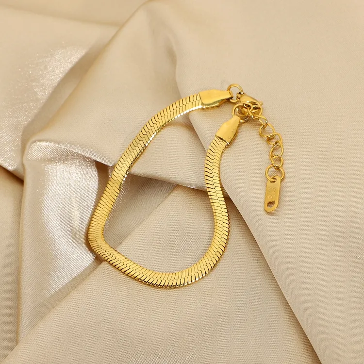 Bracciale minimalista con zirconi verdi a spina di pesce e catena Figaro intrecciata con ciondoli di smeraldo_voghion.com