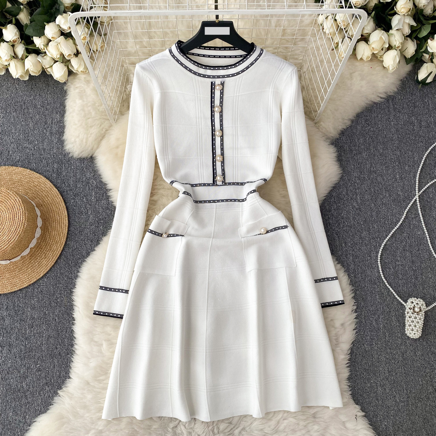 Ropa de mujer Vestido de punto ligero de lujo de alta gama para mujer en otoño e invierno, diseño de cintura de manga larga, vestido de dama de temperamento nicho