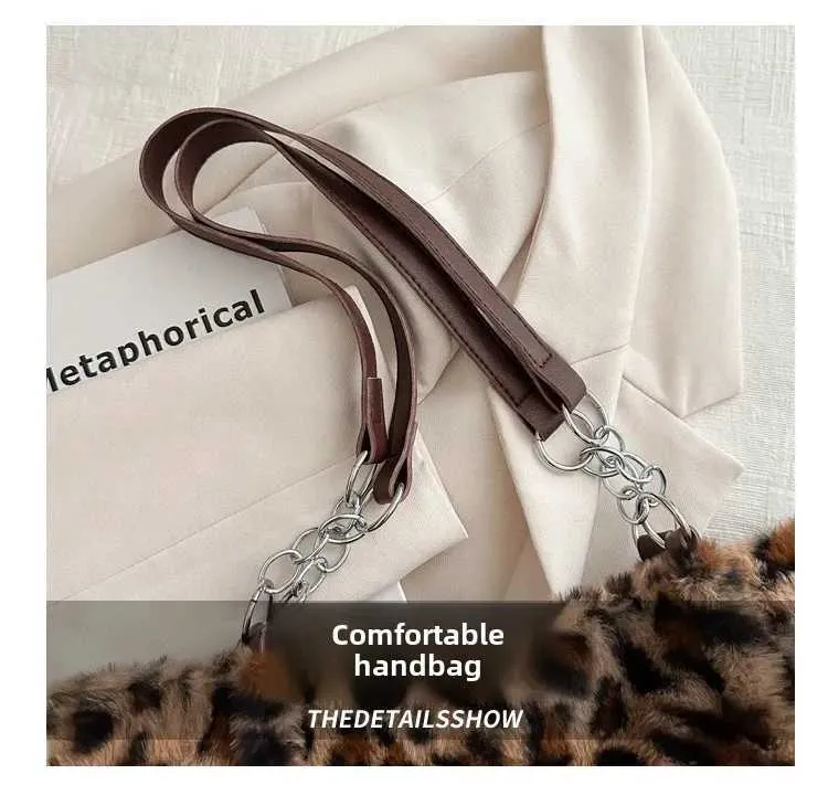 Le sac à bandoulière en peluche imprimé léopard pour femme est un sac à bandoulière décontracté et à la mode avec une grande capacité et une texture haut de gamme_voghion.com