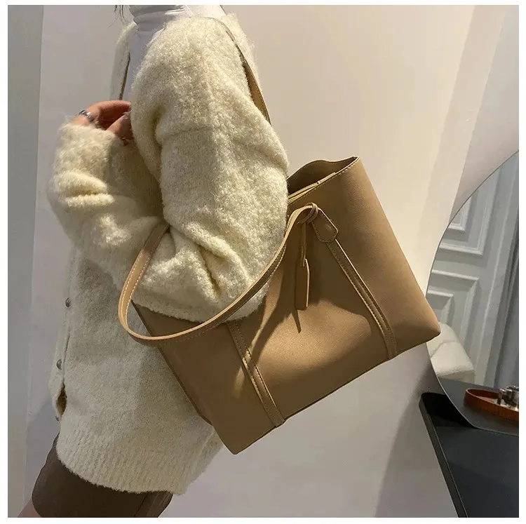 1PC black minimalist large capacity soft leather tote casual versatile shoulder bag 240822_voghion.com