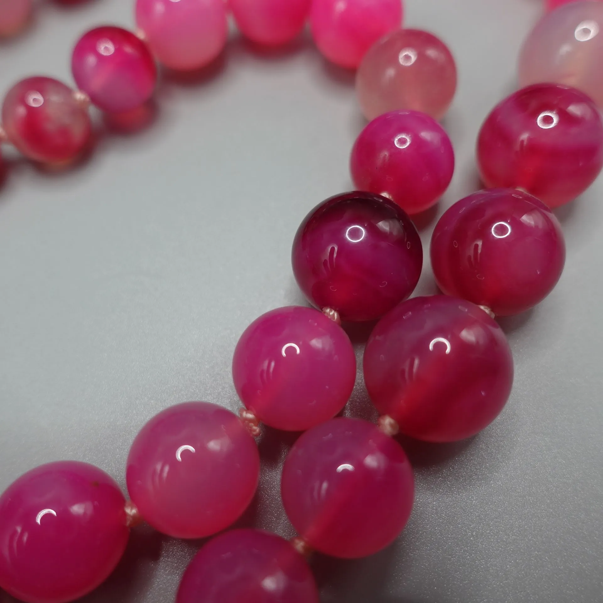 Ketten mittelalterliche Vintage natürliche Achat-Halskette mehrschichtig übertriebene Rose rot dreischichtige Kunst Jade_voghion.com