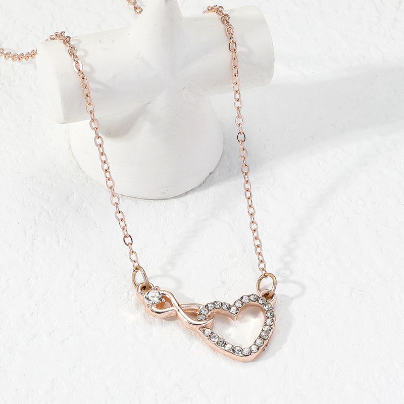 Semplice e squisito ciondolo d'amore per le donne. Collana alla moda ed elegante con clavicola a forma di cuore di pesca._voghion.com