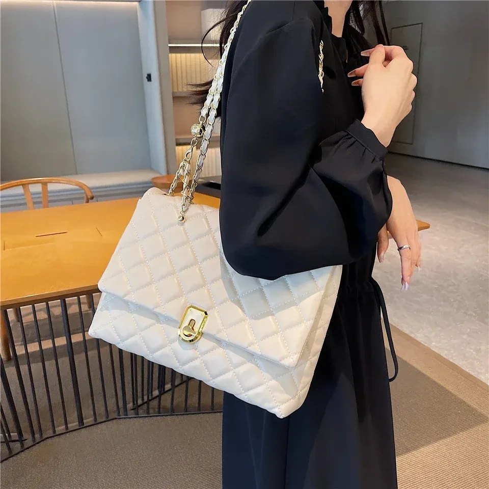 Elegante bolso bandolera acolchado de piel: bolso cruzado de diseño para mujer, con cadena grande, bolso elegante en blanco y negro._voghion.com