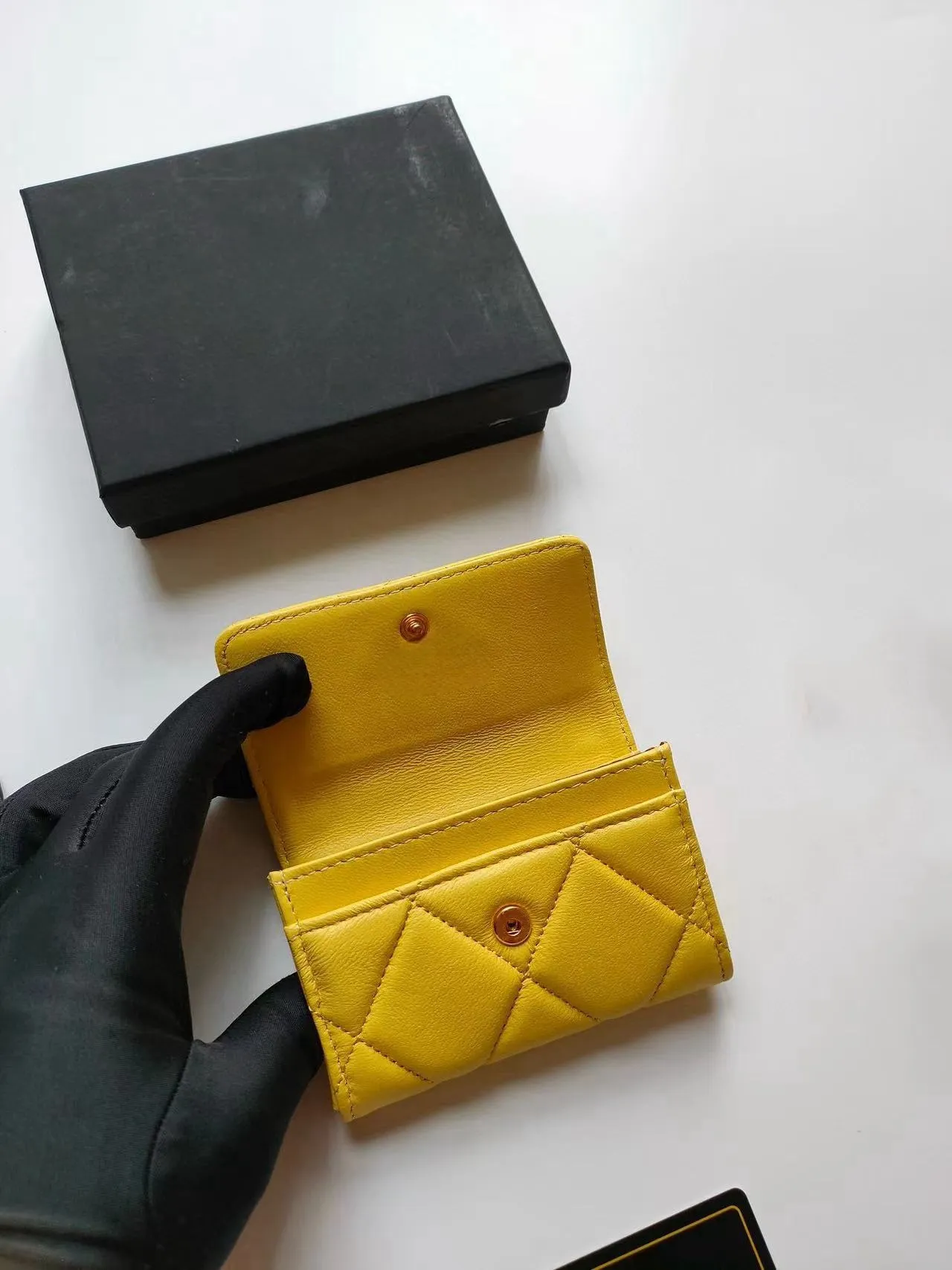 Porte-cartes design pour femme en cuir d'agneau matelassé - Portefeuille compact pour femme avec détails vintage_voghion.com