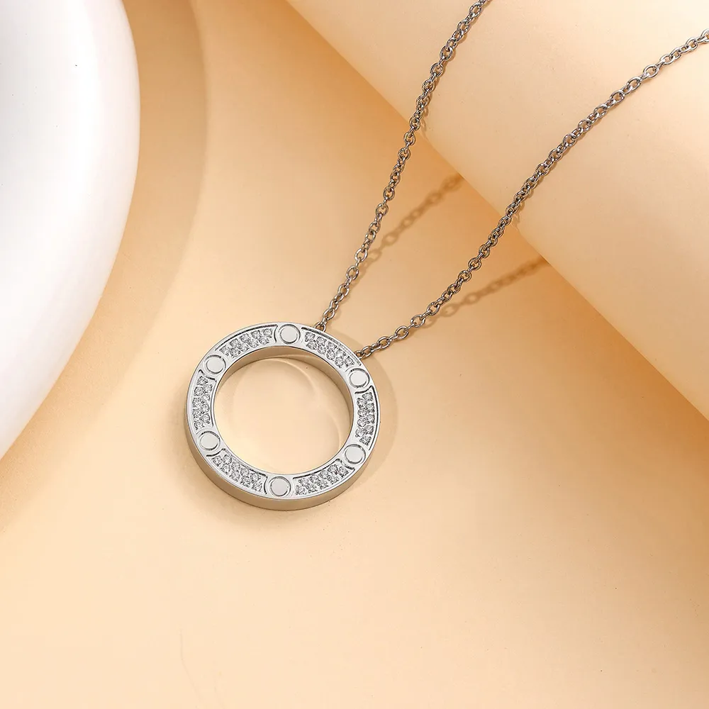 Colar com pingente love clássico de zircônia para mulher_voghion.com