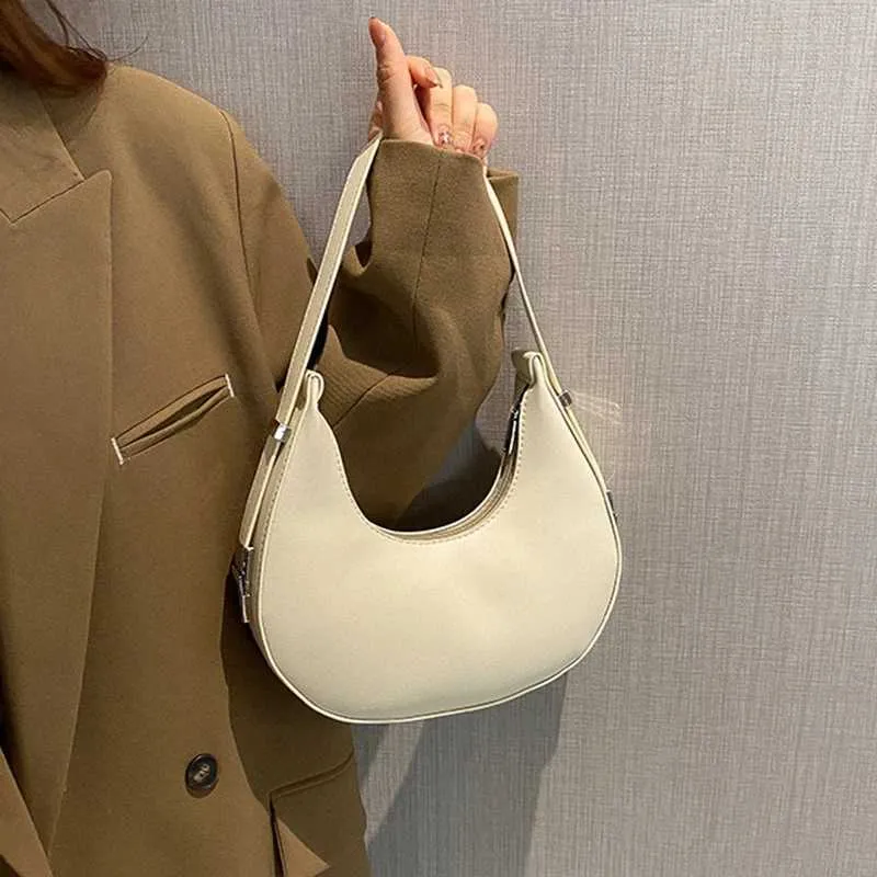 Borsa a spalla a mezzaluna donna elegante in ecopelle_voghion.com