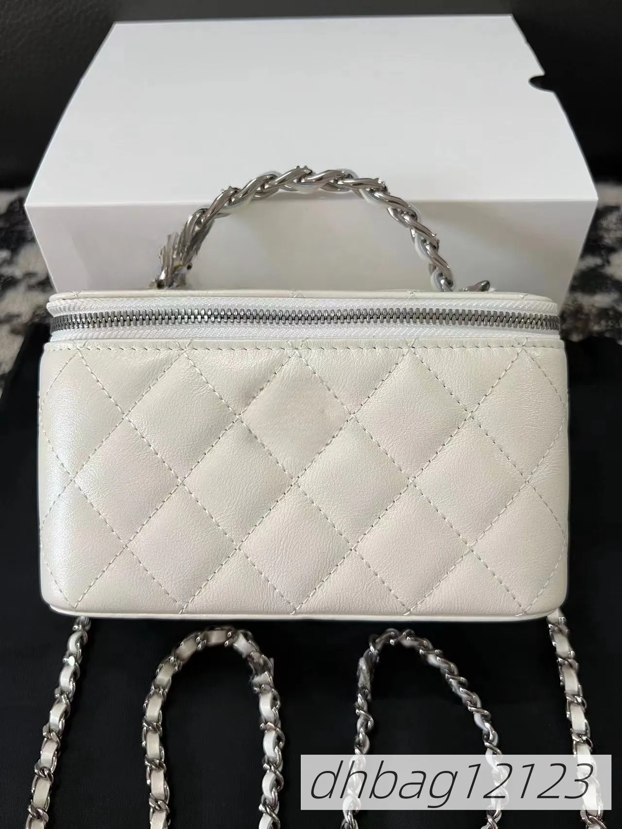 Borsa a tracolla da donna in pelle con motivo a quadri, chiusura in metallo e catena traforata, 10A 23K, per trucco_voghion.com