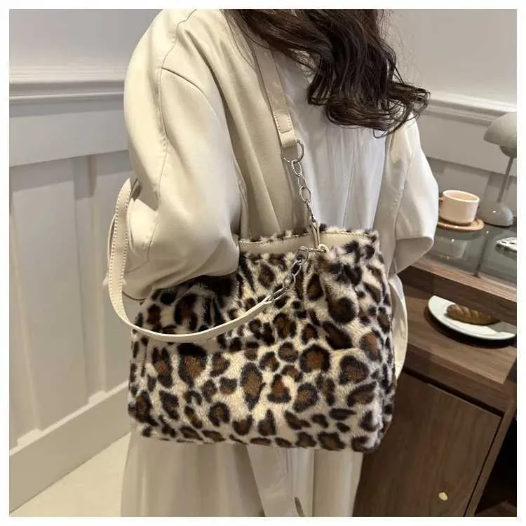 Le sac à bandoulière en peluche imprimé léopard pour femme est un sac à bandoulière décontracté et à la mode avec une grande capacité et une texture haut de gamme_voghion.com