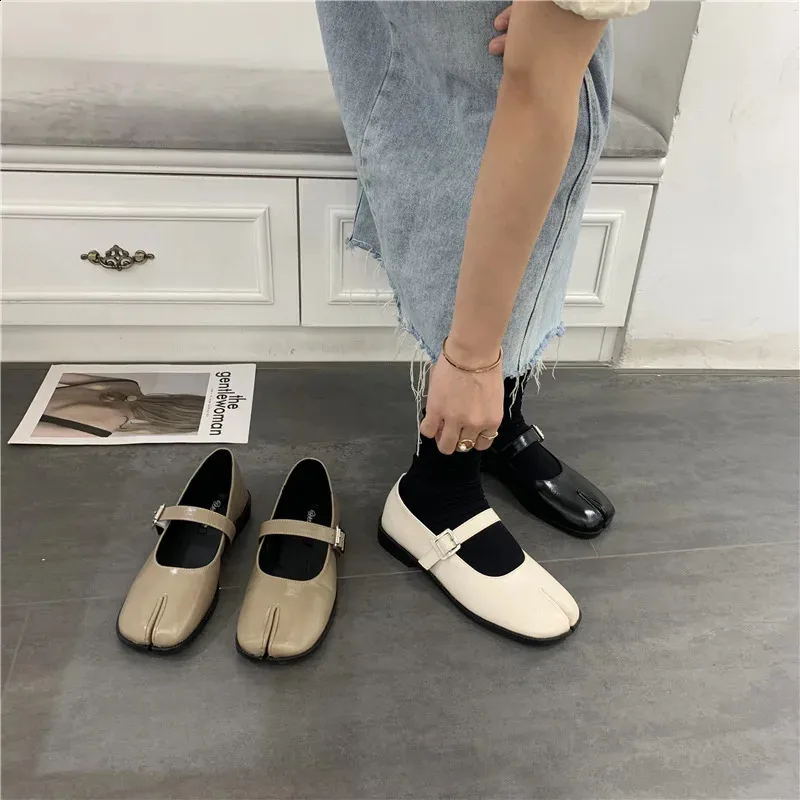 Novelty Split Toe Mary Jane Flat Shoes For Women In Leather_voghion.com