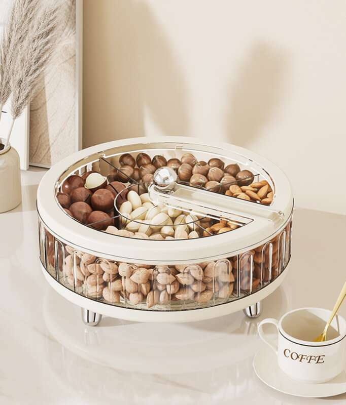 Un salon séché oublié pour la maison, une table à thé, une boîte à bonbons scellée, un rangement pour collations, des graines de melon, des noix et des cloisons_voghion.com