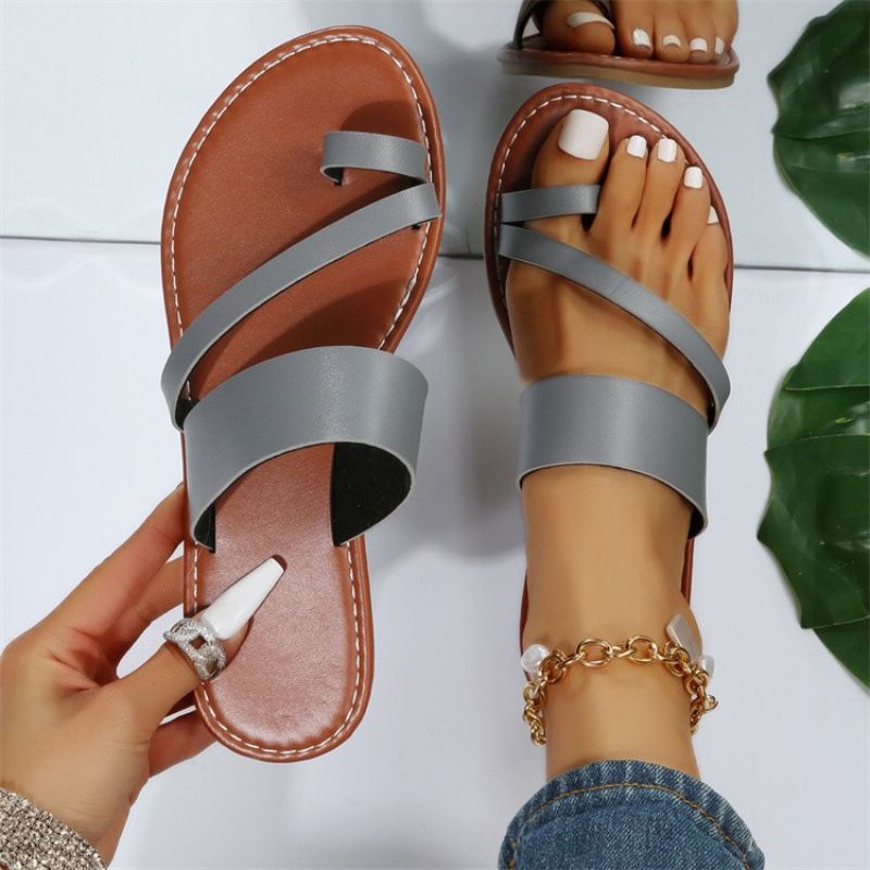 Infradito da donna con punta oversize e fondo piatto, con tacco piatto e sandali da spiaggia sulla parte esterna dello slip_voghion.com