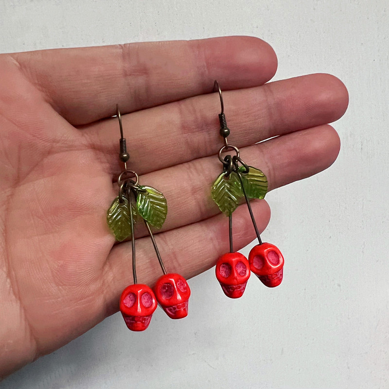 Orecchini a cerchio gotici con teschio e ciliegia rossa moda_voghion.com