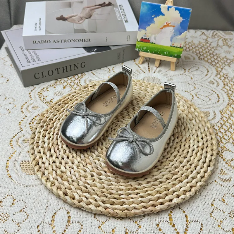 Kerek orrú, lakkbőr balerinacipők kislányoknak, klasszikus, masnis, rugalmas, hercegnős, aranyos lábfej, kisgyermek, puha_voghion.com