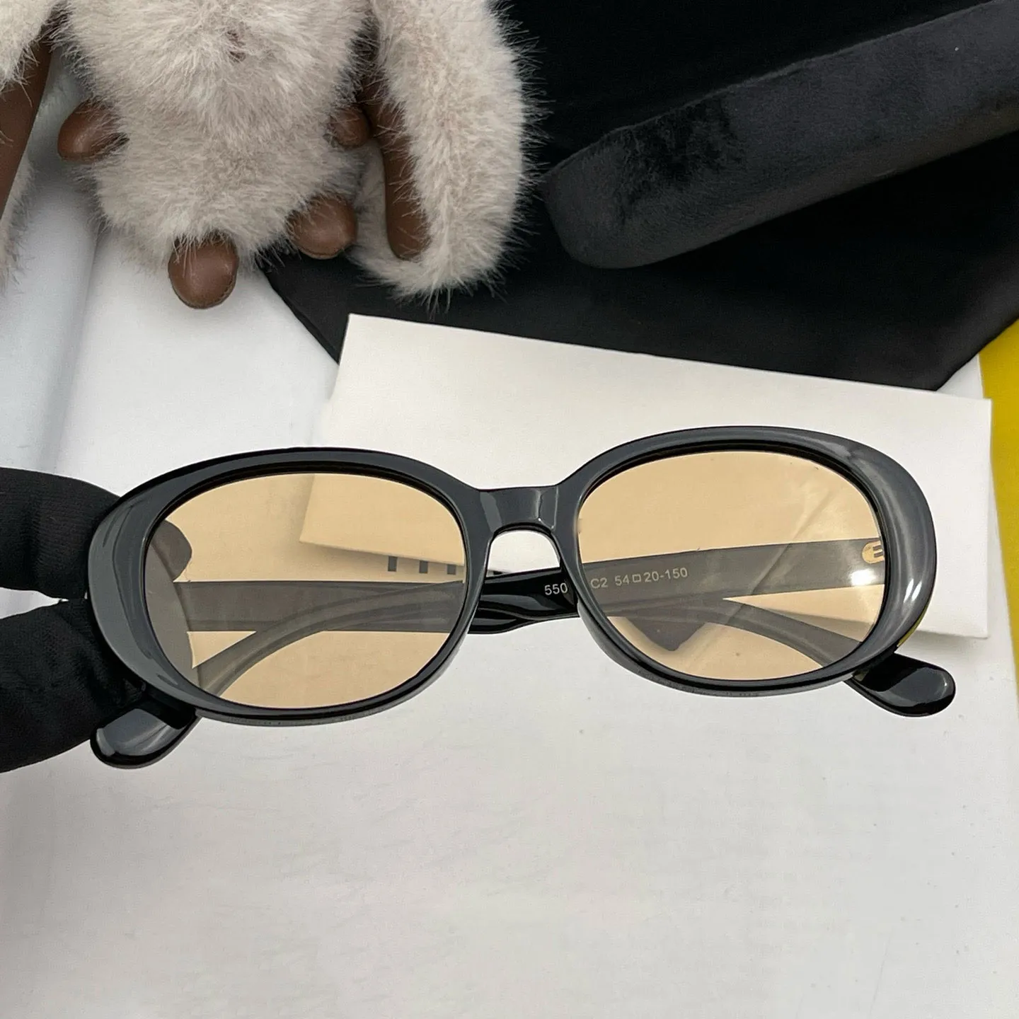 Óculos de sol retangulares luxuosos e elegantes com armações de acetato e proteção UV completa_voghion.com