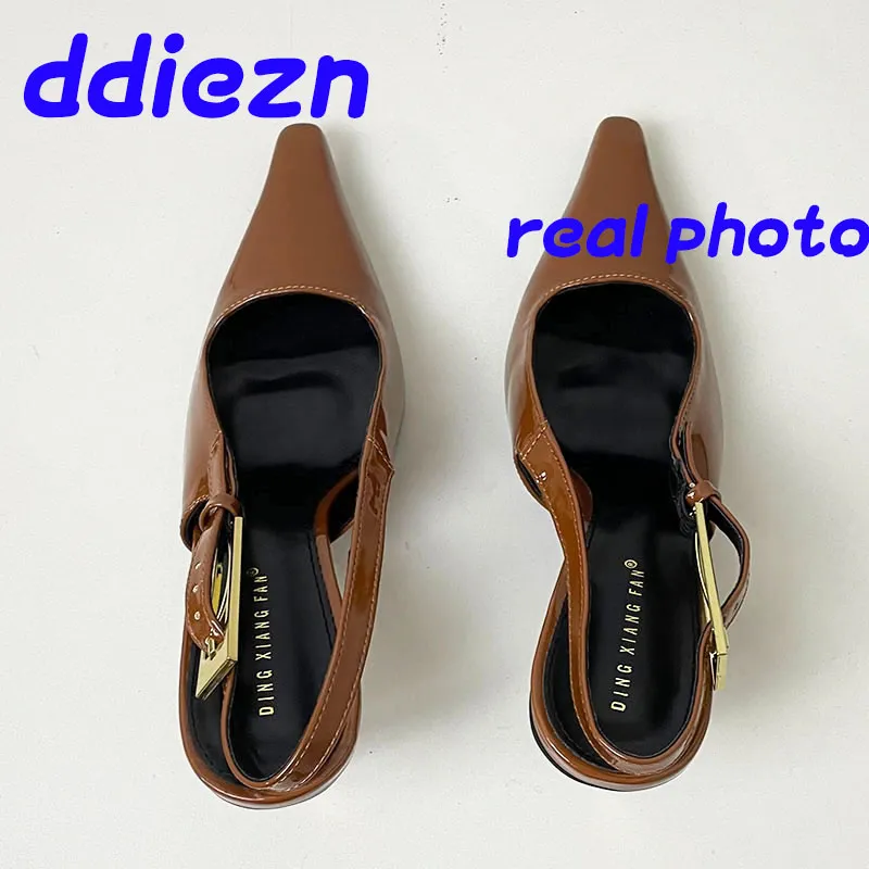 Sapatos de salto alto femininos com fivela de metal, bico fino, sandálias femininas, calçado marrom Ce88_voghion.com