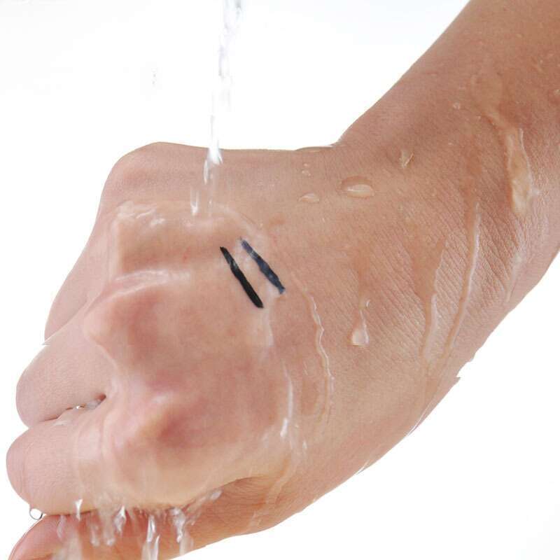 Charcoal Black est un eye-liner résistant aux taches et imperméable._voghion.com