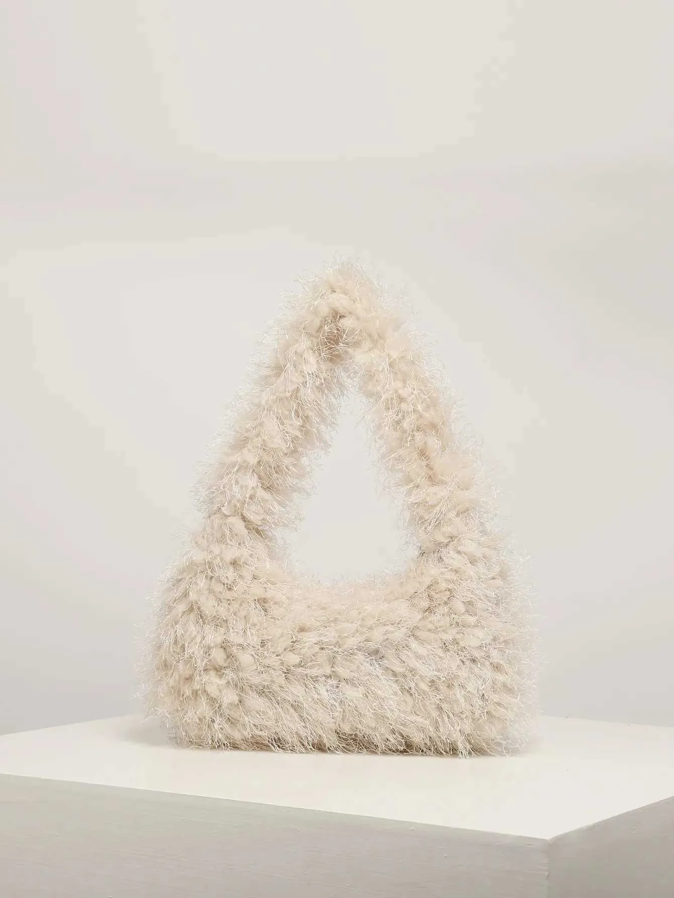 Sac à bandoulière en peluche Y2K de couleur unie en forme de croissant, simple, tout-en-un, joli sac à main pour femme C241106_voghion.com