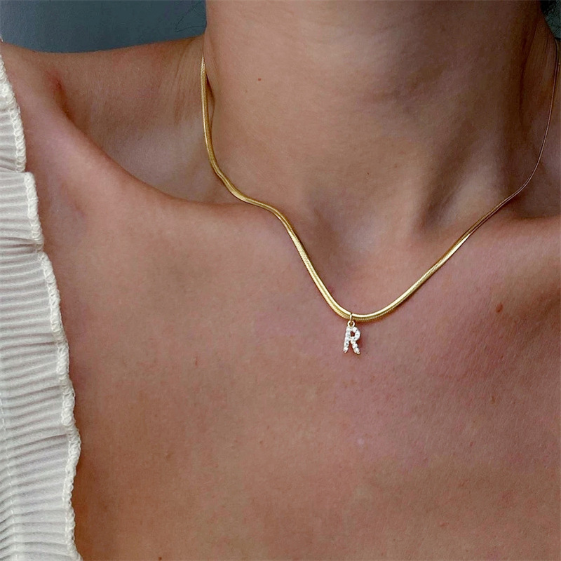 Collier anglais à 26 lettres en acier titane style cour française chaîne de clavicule en os de serpent plat pendentif diamant superposé