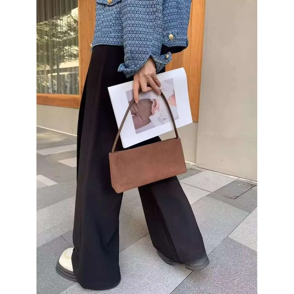 Borsa a spalla in pelle opaca da donna stile minimalista elegante_voghion.com