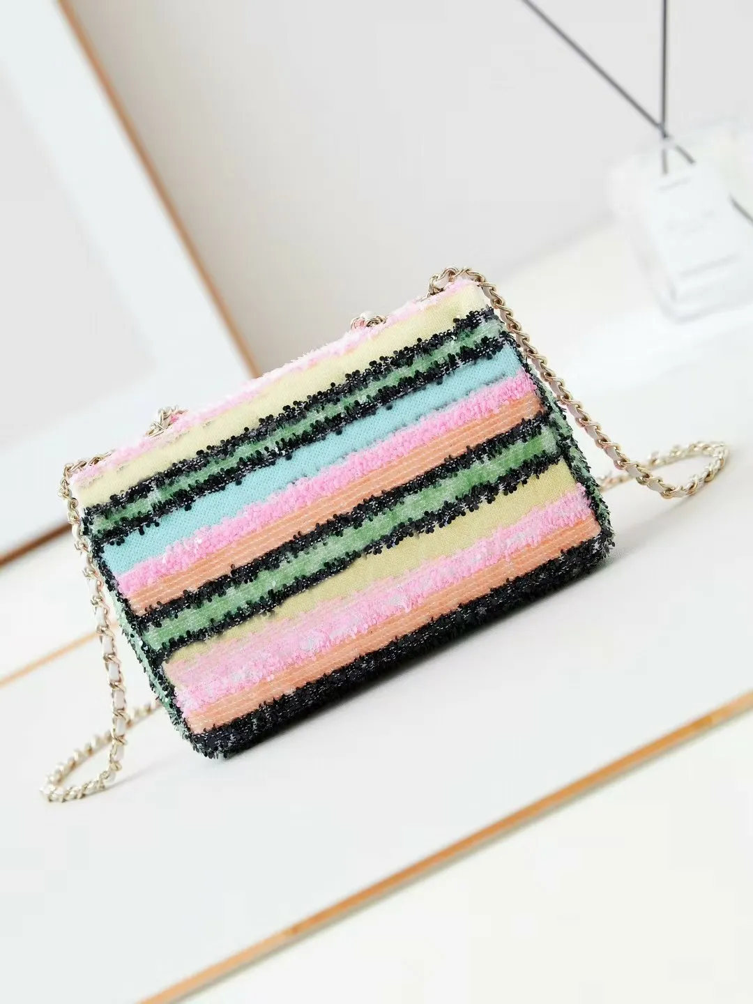 Exquisite Sequin Flap Bag - Dazzling Multicolored Evening Handbag With Gold Hardware And Chain Shoulder Strap_voghion.com