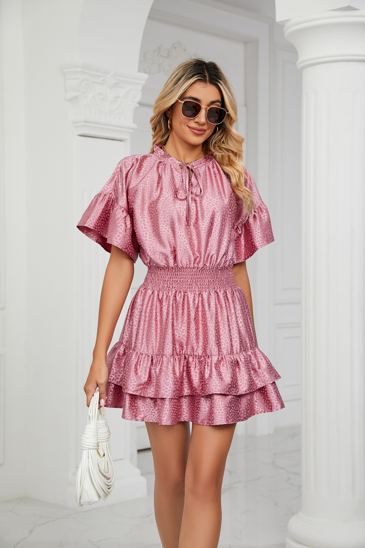 Damenkleid aus Satin mit fester Taille, lockerem V-Ausschnitt und Rüschen_voghion.com