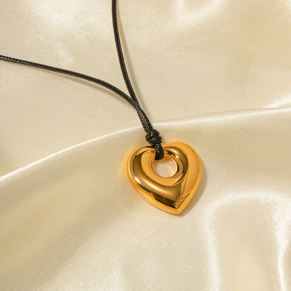 Collana con pendente a cuore vuoto in acciaio per donna_voghion.com