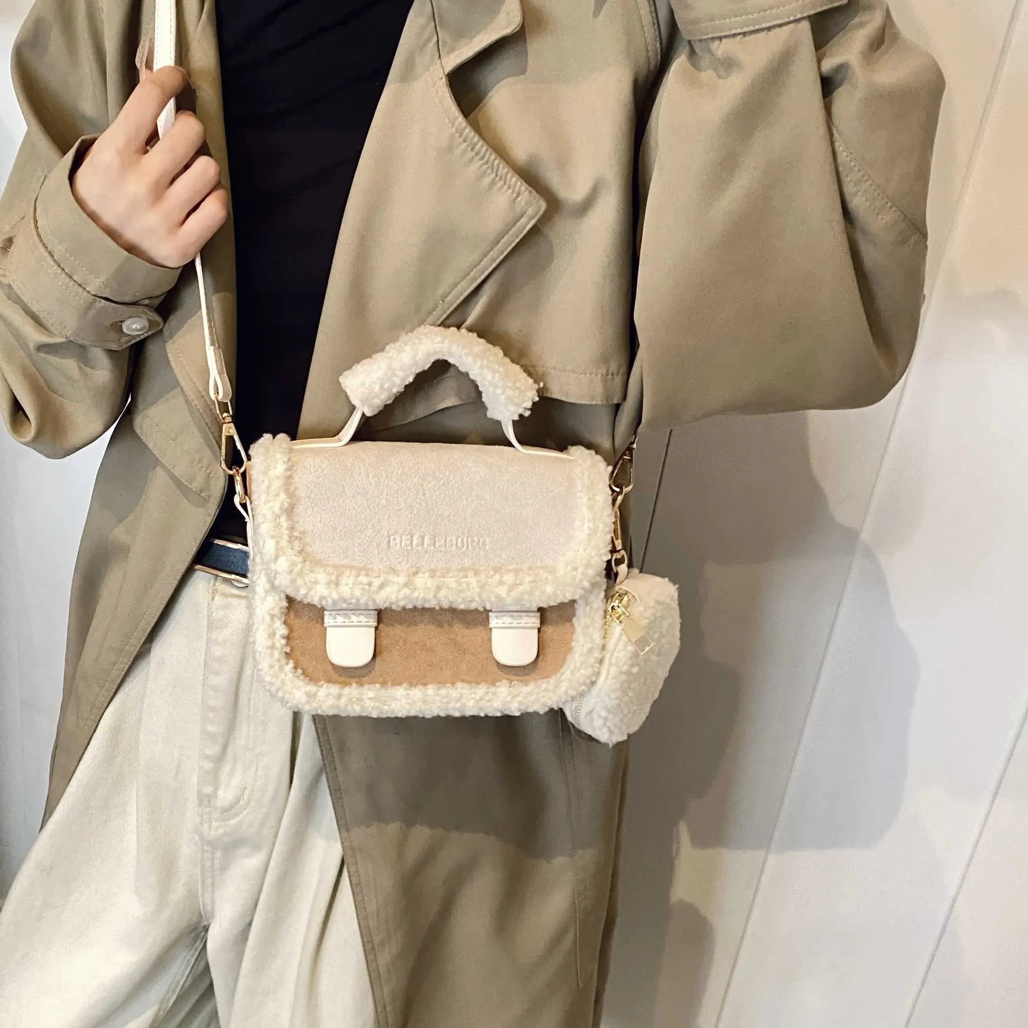 Nuevos bolsos de alta gama y de nicho con forma de cruz congelada para 2024 Y241216_voghion.com