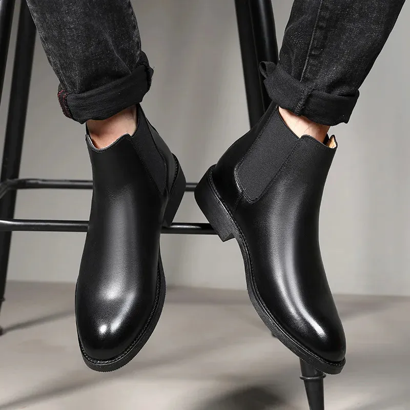 Bottes classiques rétro en cuir véritable pour hommes, chaussures montantes décontractées de style britannique à la mode à la cheville pour hommes 240830_voghion.com