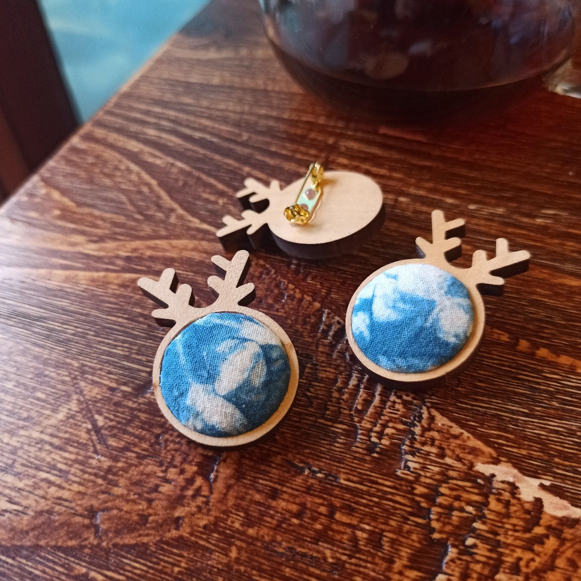 Handmade plant blue scenic area business gift small fresh original wood deer shaped tie dye brooch_voghion.com
