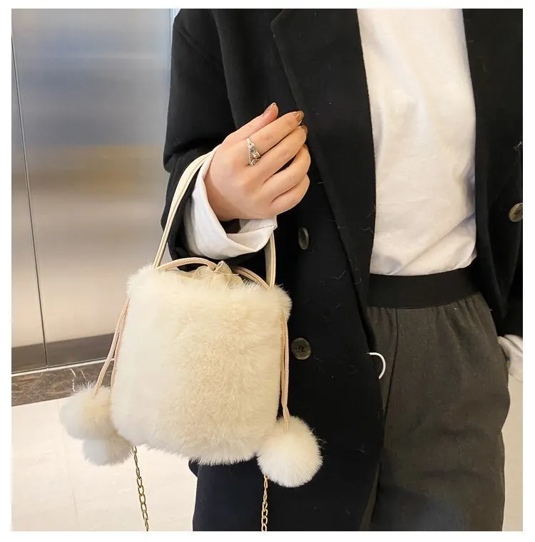 Sac à main en peluche avec cordon de serrage et boule de laine antivol, sac à bandoulière à une épaule, sac seau à la mode pour femmes 240820_voghion.com
