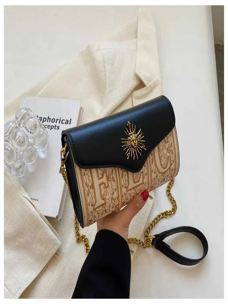 Korean Version Of Niche Design Embroidered Chain Womens Shoulder Crossbody Bag New Fashionable And Stylish Texture_voghion.com