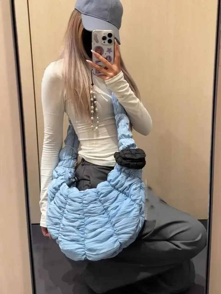 Gesteppte Schultertasche im koreanischen Stil, bauschige, weiche Hobo-Taschen mit gerüschtem Muster in Wolkenform für Damen, Croissant-Umhängetasche 2024 240723_voghion.com