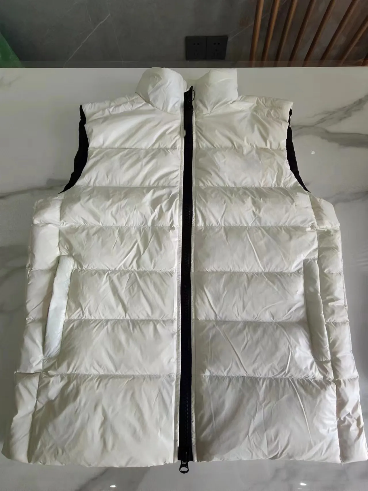 Sleek Sleeveless Premium Outerwear with High-Quality Insulation Men's Designer Down Vest - Winter Warmer_voghion.com