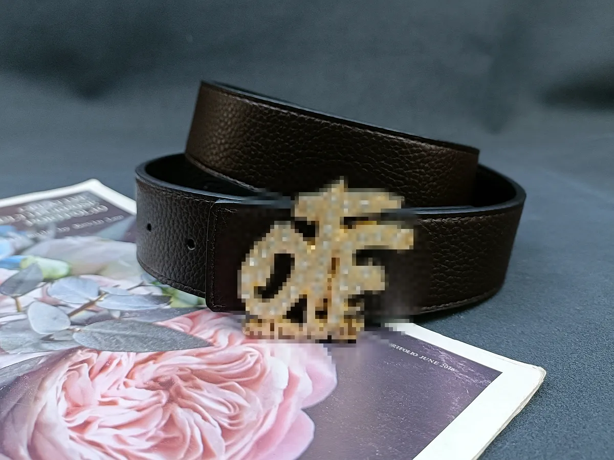 Designer Männergürtel fir Männer a Fraen mat enger grousser Schnalle aus echt Lieder vun héchster Qualitéit_voghion.com