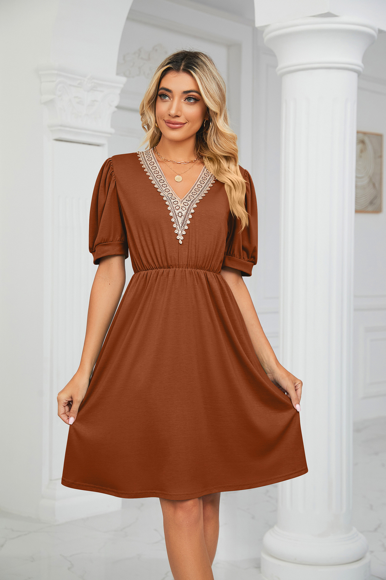 Damenkleid mit V-Ausschnitt und kurzen Ärmeln, mit festem Spitzenaufnäher_voghion.com