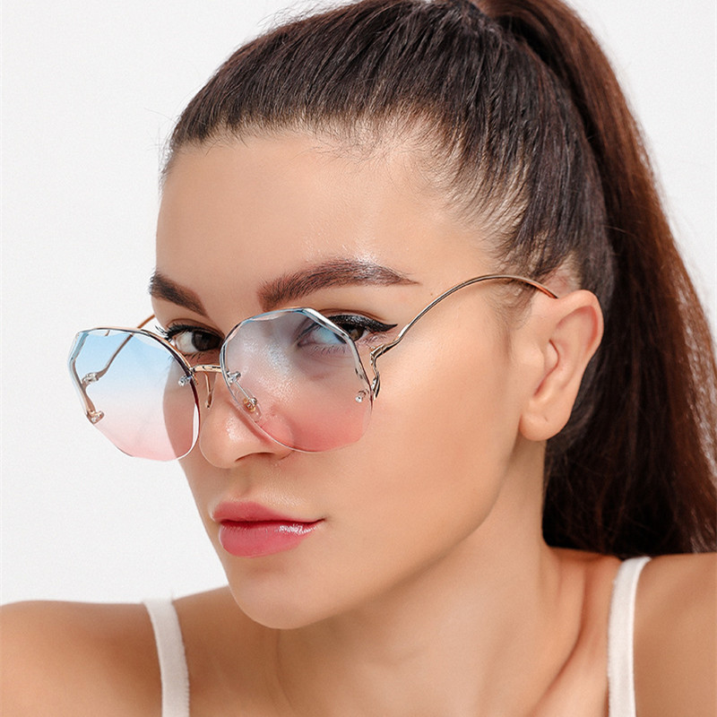 Nuovi occhiali da sole alla moda senza montatura per donna con aste curve in metallo deformato, occhiali da sole con protezione solare ripresi da celebrità di Internet._voghion.com