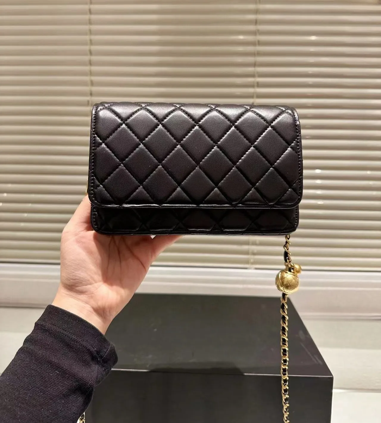 Borse trapuntate: Mini borsa a patta da donna con tracolla a catena regolabile - Borsa a tracolla in pelle liscia o pochette, ideale_voghion.com