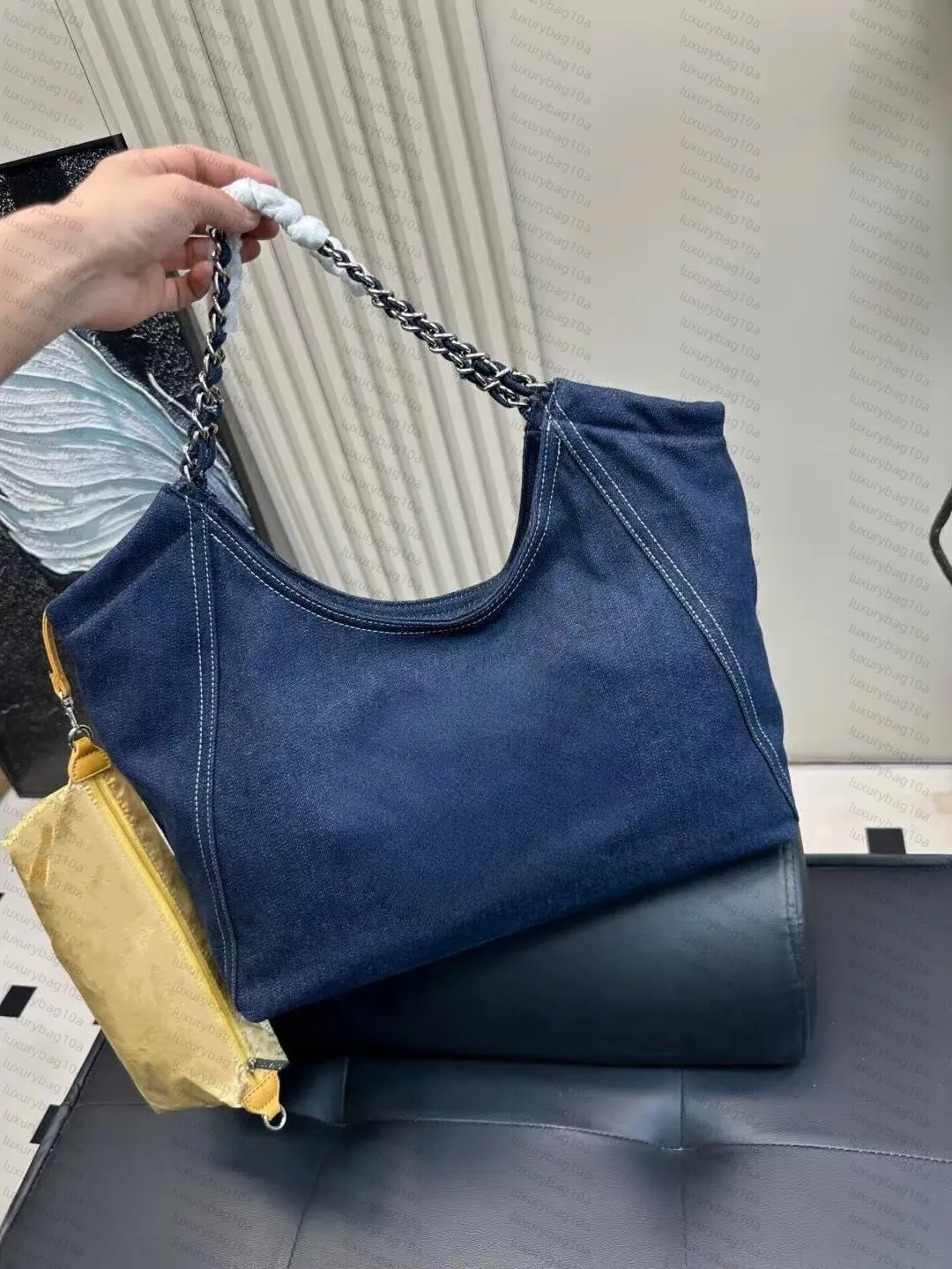 Handtassen: Oversized damestas met dikke ketting, retro zwart-gouden designerhandtas, grote schoudertas_voghion.com