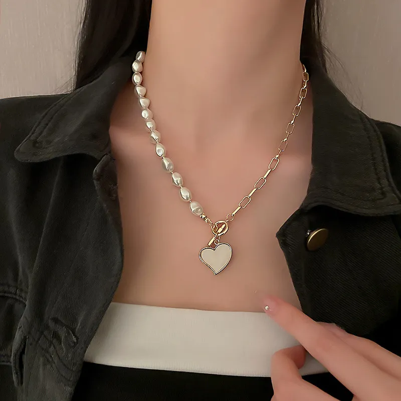 Collane con ciondolo Collana con cuore in conchiglia di perle per donna Fibbia a forma di T Choker Gioielli di moda Catena per clavicola_voghion.com