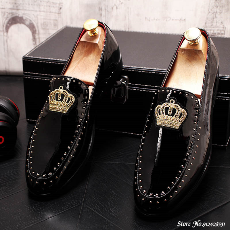 Chaussures décontractées de marque de créateur pour hommes au Royaume-Uni, broderie de couronne, rivets, Oxford, robe de soirée, mariage, bal, mocassins, Sapato Social Atos