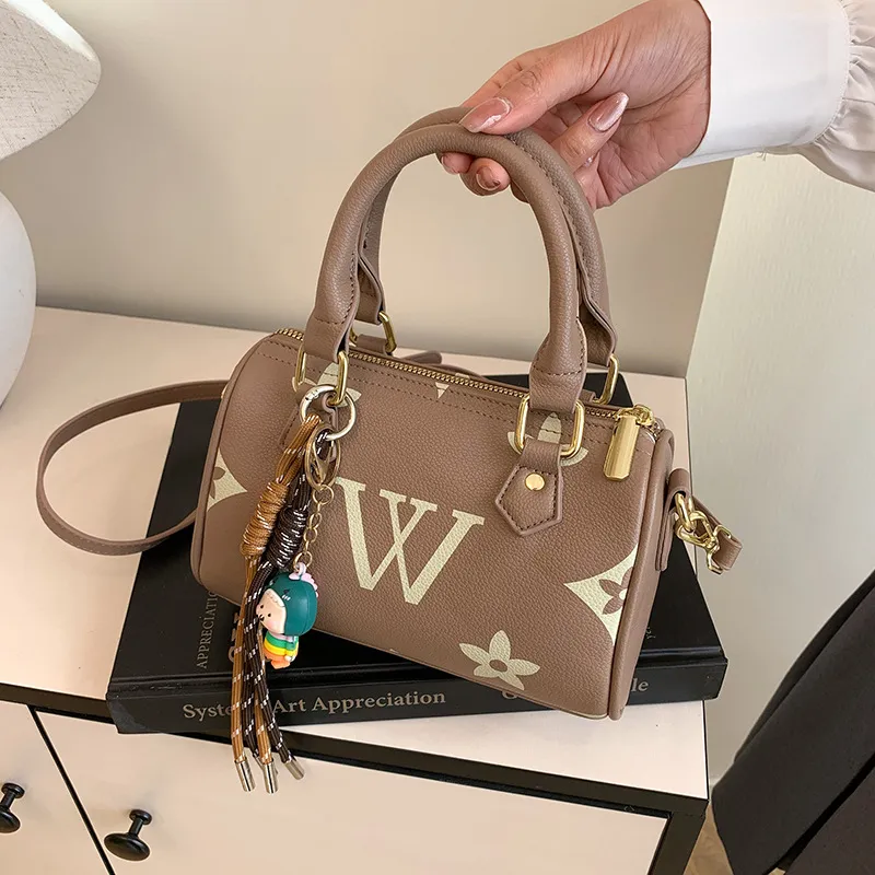 Free Shipping 2025 New Style Designer Fashionable Versatile Vintage Letter Shoulder Crossbody Tote Bag_voghion.com